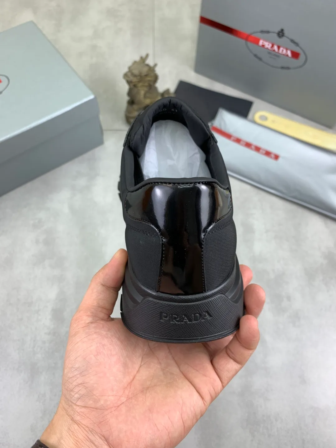 Men's shoes 💰P540 new (higher version) new PRADA (Prada) classic models are on the market at the same time, new men's shoes, 😘fabrics are selected from original imported calfskin. First layer of imported cowhide lining. The original version is awesome! 👍🏿Original open-molded non-slip PU outsole, with exquisite lines, simple and elegant, super comfortable and classy on foot, suitable for leisure travel. Code number: 38-45 (46 customized) 2️⃣ colors available